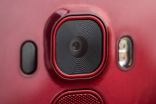 lg-g-flex-2-review-design-power-camera.jpg