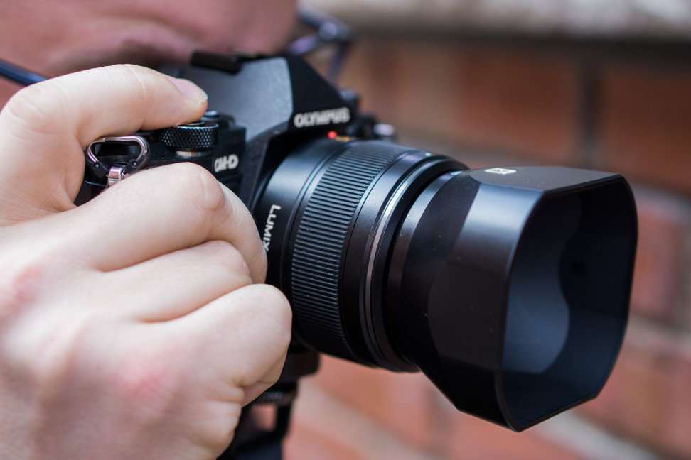 panasonic-25mm-f1p4-review-design-in-use.jpg