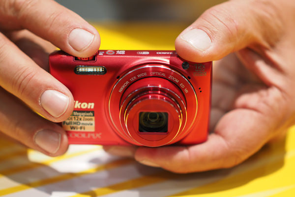 NIKON-S6800-HANDLING.jpg