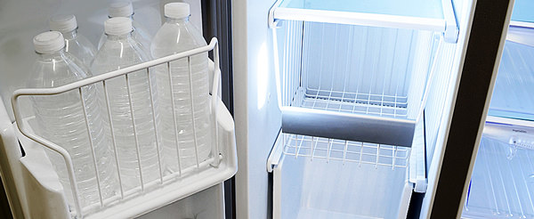 Frigidaire-Professional-FPHS2699PF-water-bottles.jpg