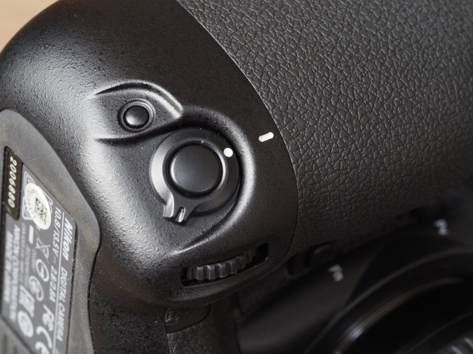 nikon-d4s-verticalcontrols.jpg