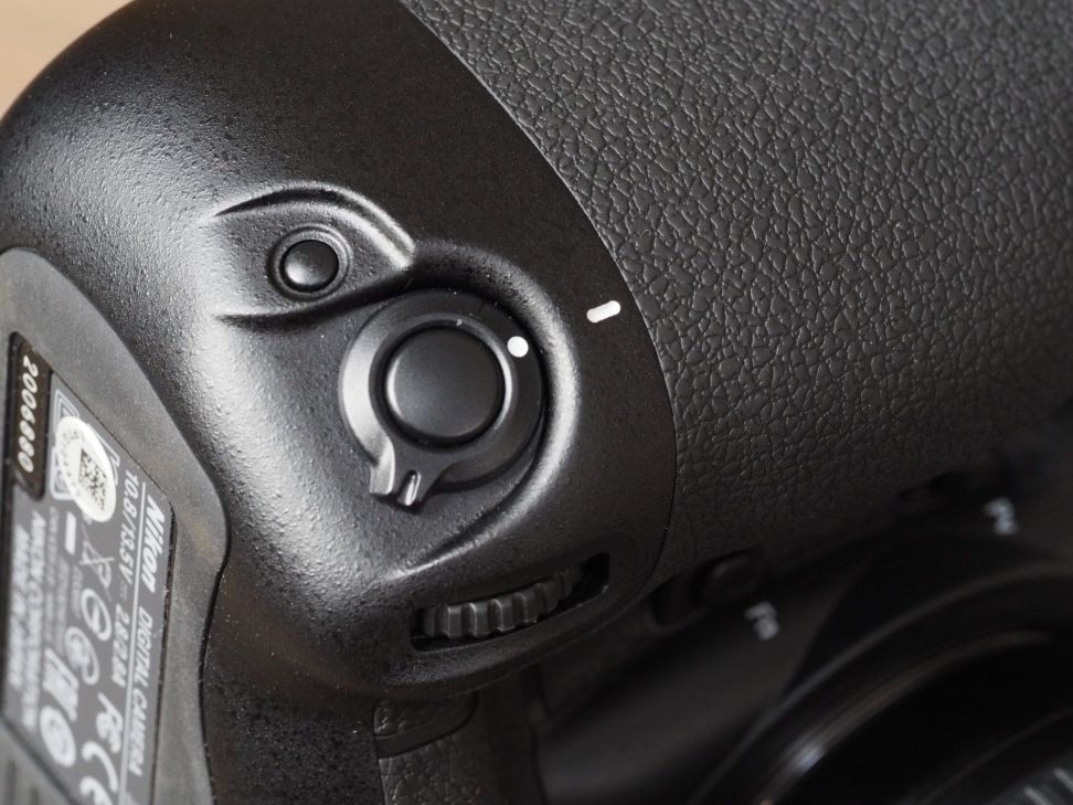 nikon-d4s-verticalcontrols.jpg