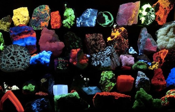 1024px-Fluorescent_minerals_hg.jpg
