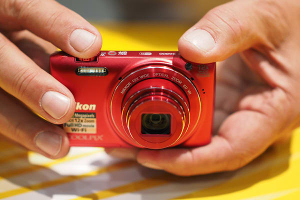 NIKON-S6800-HANDLING.jpg