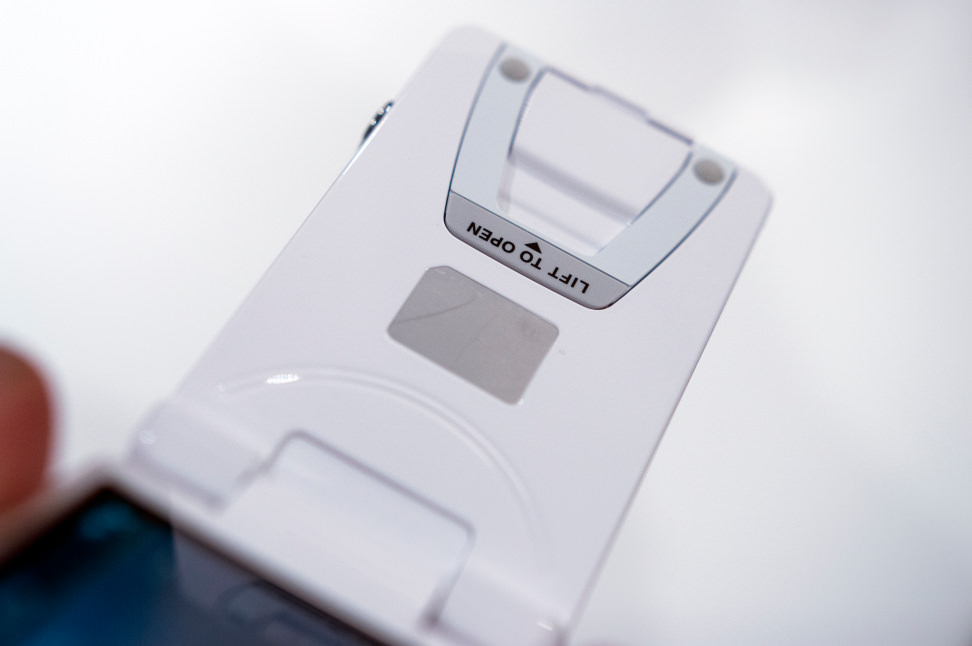 Nikon Coolpix S6900 – Kickstand