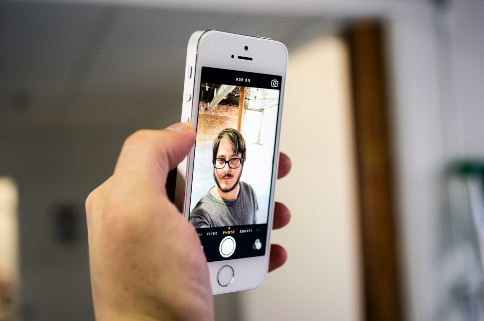 Apple-iPhone-5s-review-design-selfie.jpg